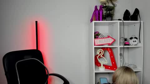 Snapshot of evelynblond chatting on 05/20/26, 12:44 evelynblond online show from 05/20/26, 12:44