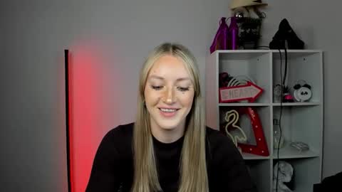 Snapshot of evelynblond chatting on 05/22/26, 12:33 evelynblond online show from 05/22/26, 12:33