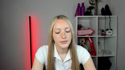 Snapshot of evelynblond chatting on 05/25/26, 12:33 evelynblond online show from 05/25/26, 12:33