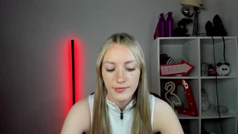 Snapshot of evelynblond chatting on 05/26/26, 12:34 evelynblond online show from 05/26/26, 12:34