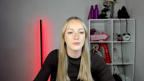 Snapshot of evelynblond chatting on 05/27/26, 12:35 evelynblond online show from 05/27/26, 12:35