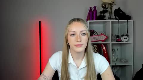 Snapshot of evelynblond chatting on 05/28/26, 01:41 evelynblond online show from 05/28/26, 01:41