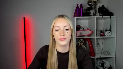 Snapshot of evelynblond chatting on 05/29/26, 01:42 evelynblond online show from 05/29/26, 01:42