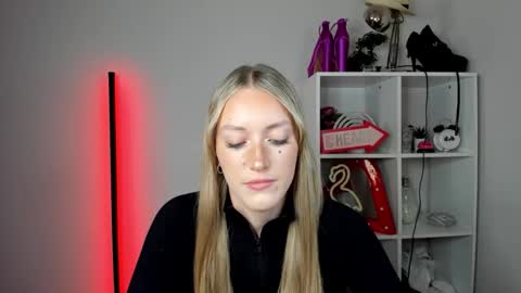 Snapshot of evelynblond chatting on 06/01/26, 12:40 evelynblond online show from 06/01/26, 12:40