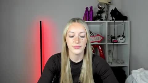 Snapshot of evelynblond chatting on 06/02/26, 12:40 evelynblond online show from 06/02/26, 12:40