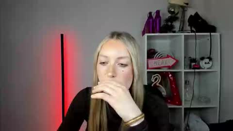 Snapshot of evelynblond chatting on 06/03/26, 02:33 evelynblond online show from 06/03/26, 02:33