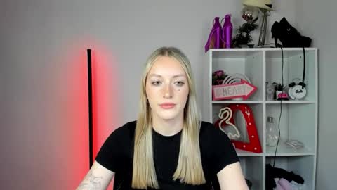 Snapshot of evelynblond chatting on 06/04/26, 12:22 evelynblond online show from 06/04/26, 12:22