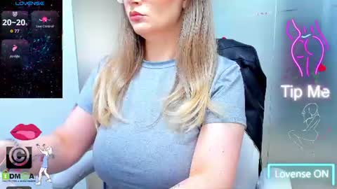 Snapshot of evelyne_rose chatting on 06/15/26, 04:58 evelyne_rose online show from 06/15/26, 04:58