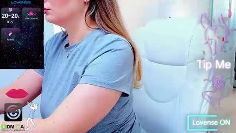 Snapshot of evelyne_rose chatting on 07/12/26, 06:15 evelyne_rose online show from 07/12/26, 06:15