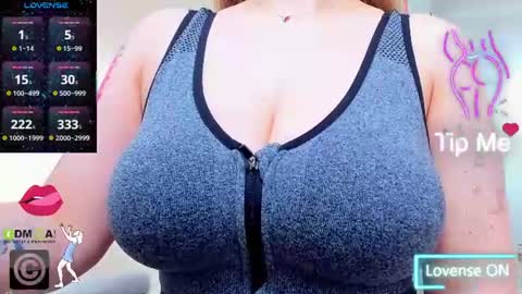 Snapshot of evelyne_rose chatting on 07/18/26, 05:33 evelyne_rose online show from 07/18/26, 05:33