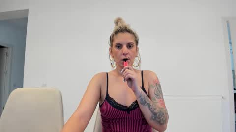 Snapshot of evelynevyyy chatting on 03/04/26, 06:30 evelynevyyy online show from 03/04/26, 06:30