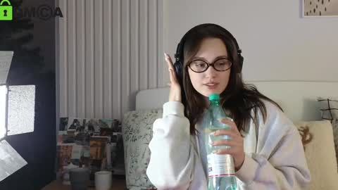 evi_woow online show from 01/04/25, 08:16