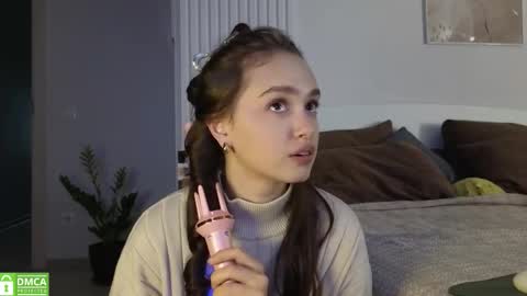 evi_woow online show from 10/14/25, 10:32