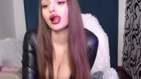 Snapshot of evianwayne chatting on 03/11/25, 04:29 Vanessa Evian online show from 03/11/25, 04:29