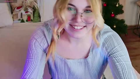Snapshot of evie_val chatting on 12/14/25, 05:29 evie_val online show from 12/14/25, 05:29