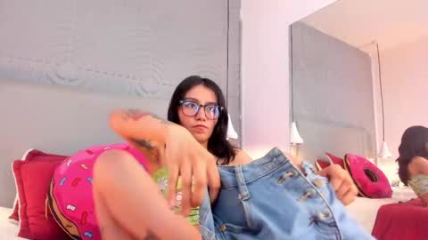 eviegothel_ online show from 11/25/25, 08:20