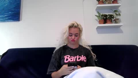 Snapshot of evillers1 chatting on 01/02/25, 11:27 Badblondebunny online show from 01/02/25, 11:27