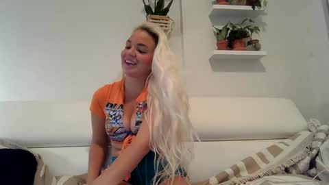 Snapshot of evillers1 chatting on 01/08/25, 01:11 Badblondebunny online show from 01/08/25, 01:11