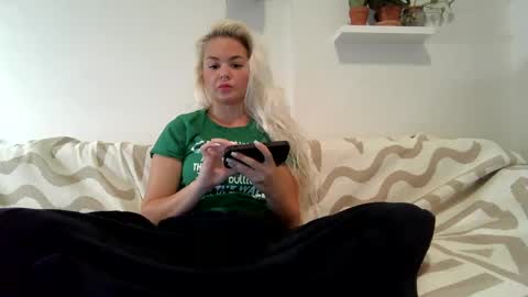 Snapshot of evillers1 chatting on 01/12/25, 12:18 Badblondebunny online show from 01/12/25, 12:18