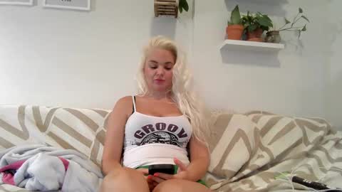 Snapshot of evillers1 chatting on 01/22/25, 10:05 Badblondebunny online show from 01/22/25, 10:05