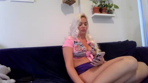 Snapshot of evillers1 chatting on 09/28/25, 10:48 Badblondebunny online show from 09/28/25, 10:48