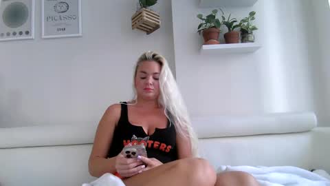 Snapshot of evillers1 chatting on 10/03/25, 09:01 Badblondebunny online show from 10/03/25, 09:01