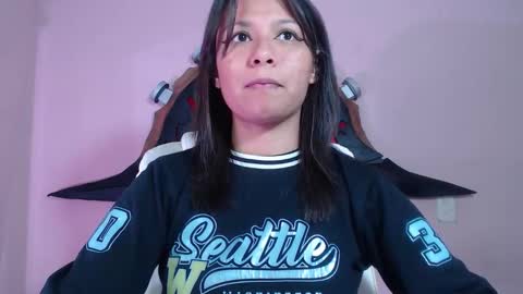 Snapshot of evybubbles_ chatting on 11/18/25, 06:01 Im Evy online show from 11/18/25, 06:01