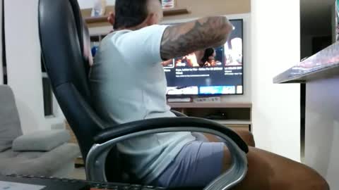 Snapshot of exotic_dude chatting on 02/14/25, 11:53 camilo online show from 02/14/25, 11:53