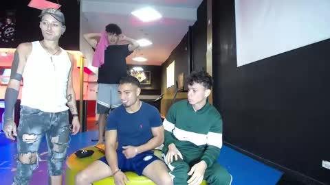 extrangers online show from 02/20/25, 12:04