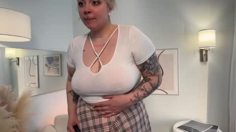 eyes_are_higher16333 online show from 04/22/26, 01:23