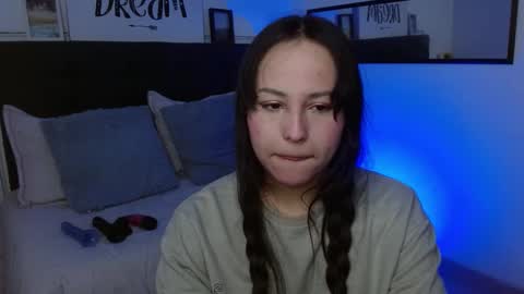 eymmy_24 online show from 09/17/25, 02:46