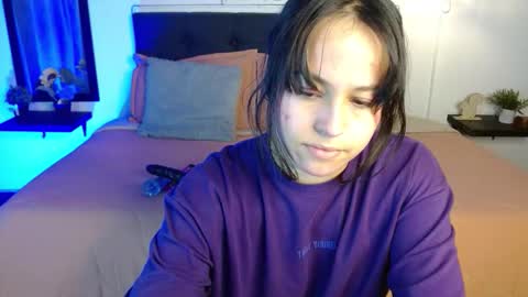 eymmy_24 online show from 09/18/25, 12:45