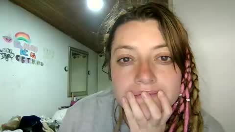 Snapshot of ezlngirl chatting on 10/27/25, 12:04 Aimee online show from 10/27/25, 12:04