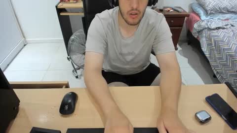 Snapshot of ezzeq chatting on 11/17/25, 11:32 Ezzeq online show from 11/17/25, 11:32