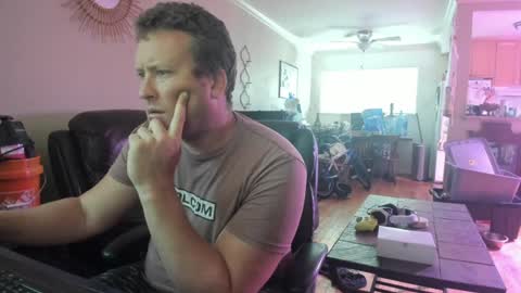 Snapshot of facedaddy chatting on 12/18/24, 03:00 Hungwun online show from 12/18/24, 03:00