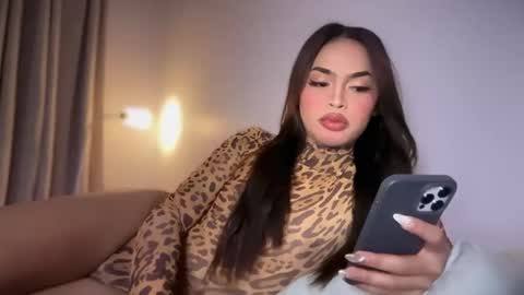 Snapshot of farrahmoanx chatting on 06/08/26, 05:57 farrahmoanx online show from 06/08/26, 05:57