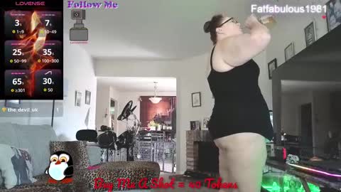 Snapshot of fat_fabulous1981 chatting on 09/19/25, 12:12 Sarah online show from 09/19/25, 12:12
