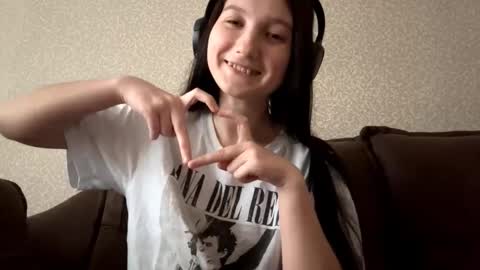 Aurora 18yo online show from 10/17/25, 07:11