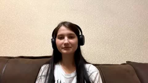 Aurora 18yo online show from 10/18/25, 10:16