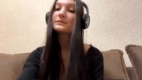 Aurora 18yo online show from 11/05/25, 10:48