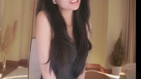 feel_me_00 online show from 10/23/25, 11:03