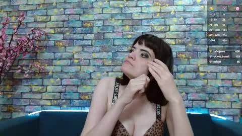 Snapshot of feelsgoodwoman chatting on 01/19/25, 12:17 Laura online show from 01/19/25, 12:17