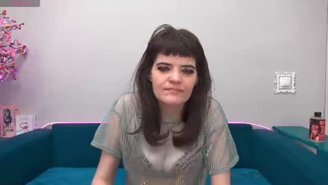 Snapshot of feelsgoodwoman chatting on 06/25/26, 04:56 Laura online show from 06/25/26, 04:56