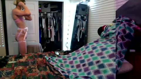 Snapshot of femboy_allie chatting on 12/21/24, 12:53 Allie North online show from 12/21/24, 12:53