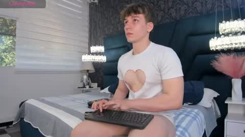 Snapshot of femboy_max chatting on 06/19/26, 11:36 Femboy Max online show from 06/19/26, 11:36