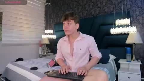 Snapshot of femboy_max chatting on 06/25/26, 11:48 Femboy Max online show from 06/25/26, 11:48