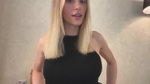 Lisa online show from 12/03/25, 07:27