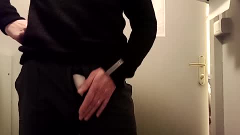 Snapshot of fifi010203 chatting on 12/19/24, 05:51 fifi010203 online show from 12/19/24, 05:51