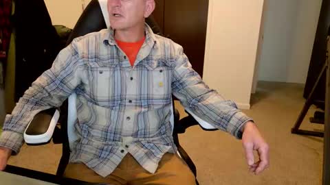 Snapshot of finding_ross chatting on 11/13/25, 10:19 Ross online show from 11/13/25, 10:19