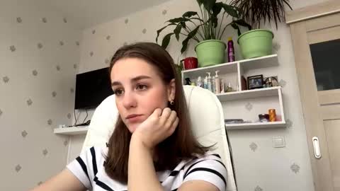 Keite wanna play  Meow online show from 11/19/25, 09:31